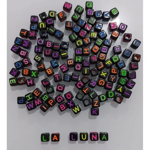 Miçanga quadrada preta com letra colorida neon 20gr ou 130 unidades